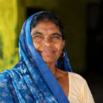 शादी का कार्ड देने के बहाने आए बदमाश, पैर छुए और बुजुर्ग महिला की सिर में मार दी गोली