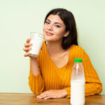 ज़्यादा दूध पीना सेहत के लिए हो सकता है हानिकारक, जानिए 10 साइड इफेक्ट्स