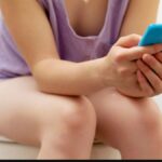 Toilet में बैठकर भूल से भी न चलाएं Phone, वरना हो जाएगी जानलेवा बीमारी