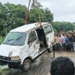 उफनते नाले में बही ईको कार; 9 की मौत