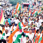 राजबाड़ा पर पहली बार जैनाचार्य के सान्निध्य में ध्वजारोहण, भव्य यात्रा में हजारों झंडे लहराए