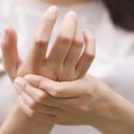 नींद में बार-बार सुन्न हो जाते हैं हाथ? इन लक्षणों को भूलकर भी न करें नजरअंदाज, जानें बचाव के तरीके